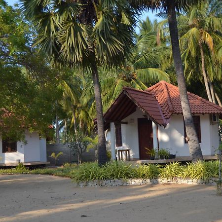 Nirukthie Beach Resort & Restaurant Калпития Экстерьер фото