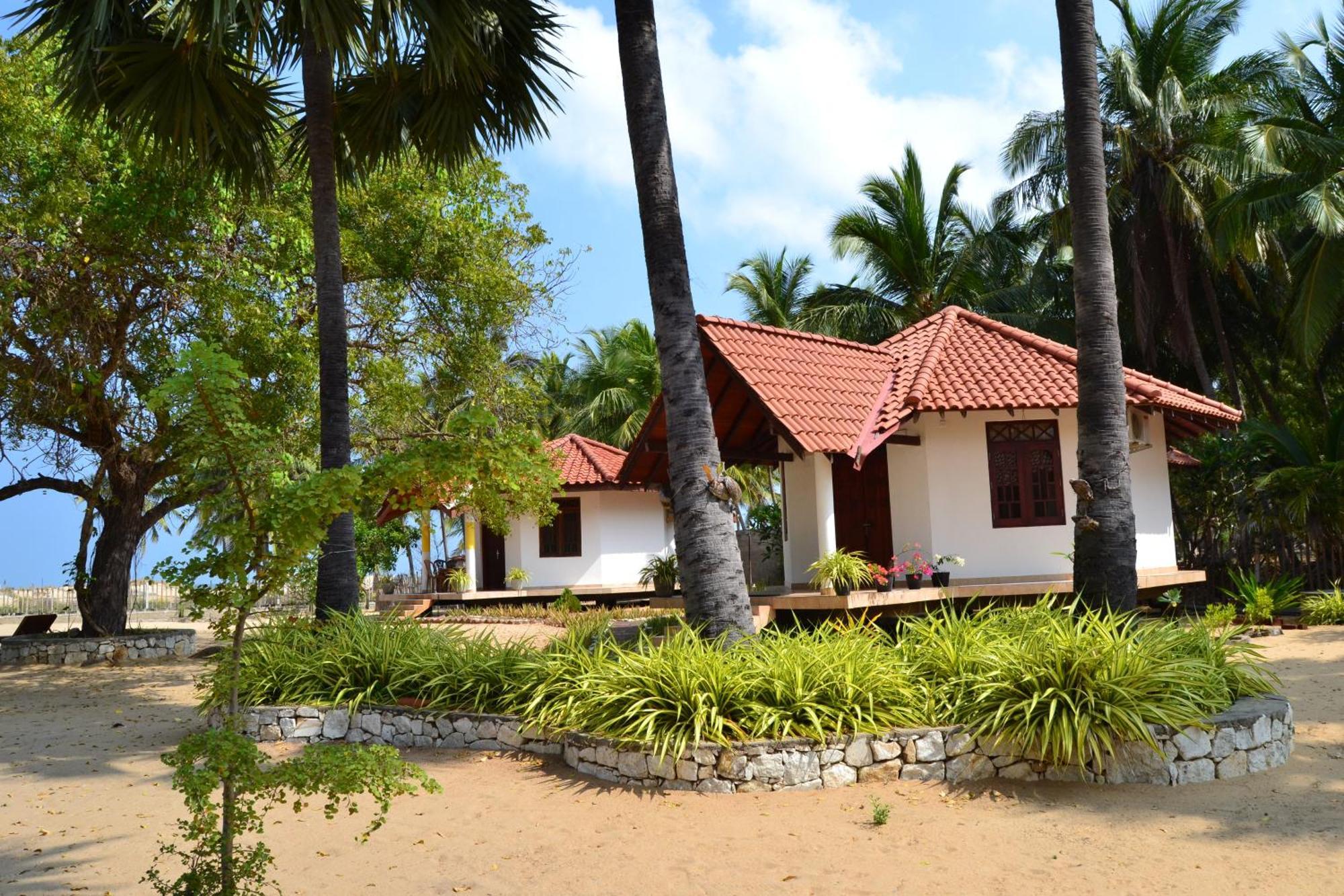 Nirukthie Beach Resort & Restaurant Калпития Экстерьер фото